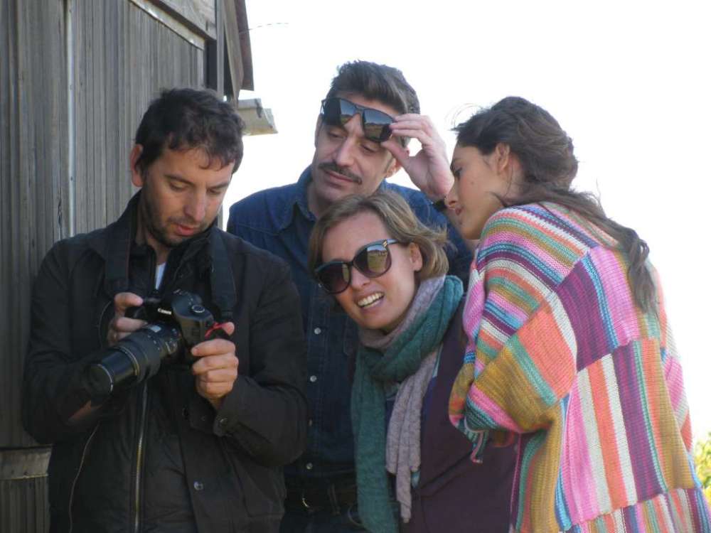 Daniel, Marcelo, Cecilia y Lucía, mirando las fotos.