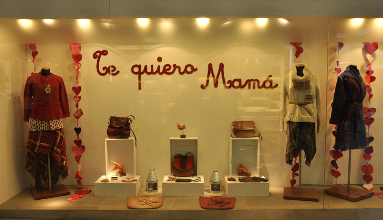 Manos del Uruguay - vidriera Dia de la Madre Punta Carretas Shopping
