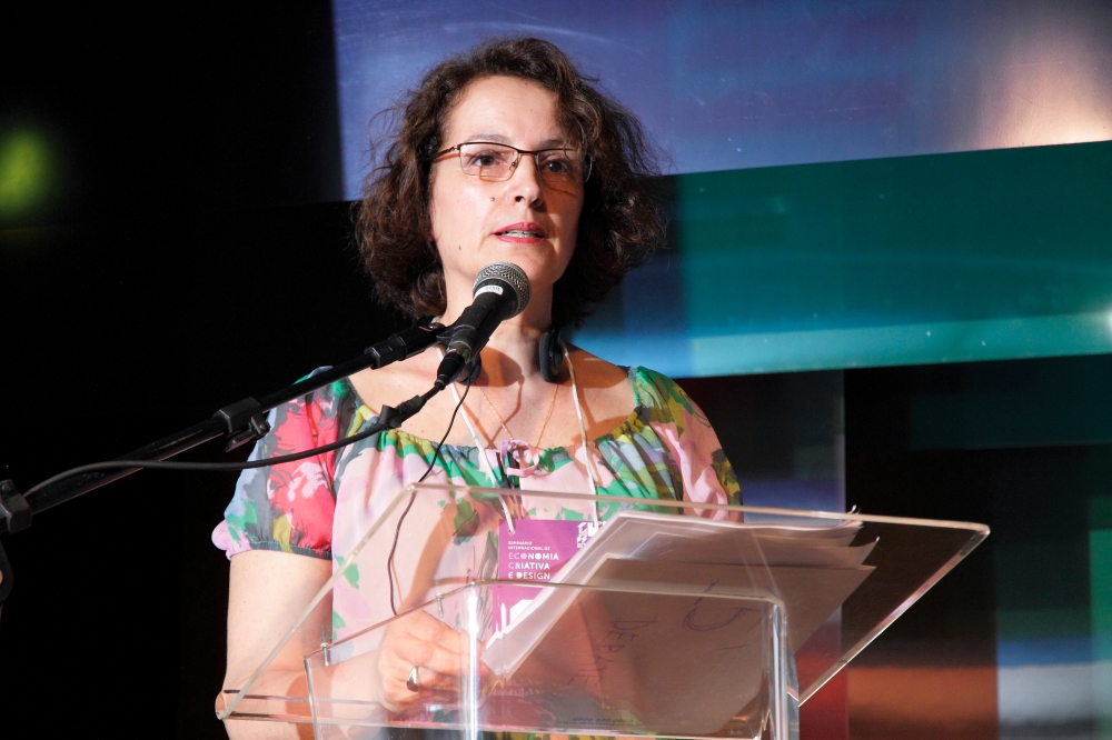 Elisabeth Sosa - Directiva de Manos del Uruguay dando la conferencia en Minais Gerais