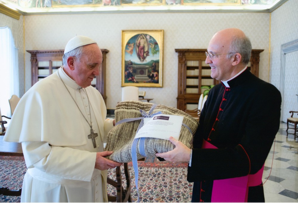 Papa Francisco recibiendo la manta Tierra Mojada - Fotografía gentileza del servicio fotografico del Vaticano